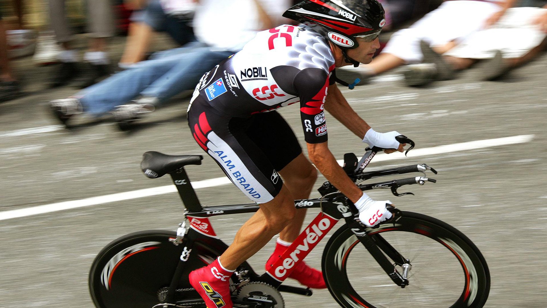 鱼鹰球迷聚集球场助威，为球队加油助力获胜，鱼鹰表演