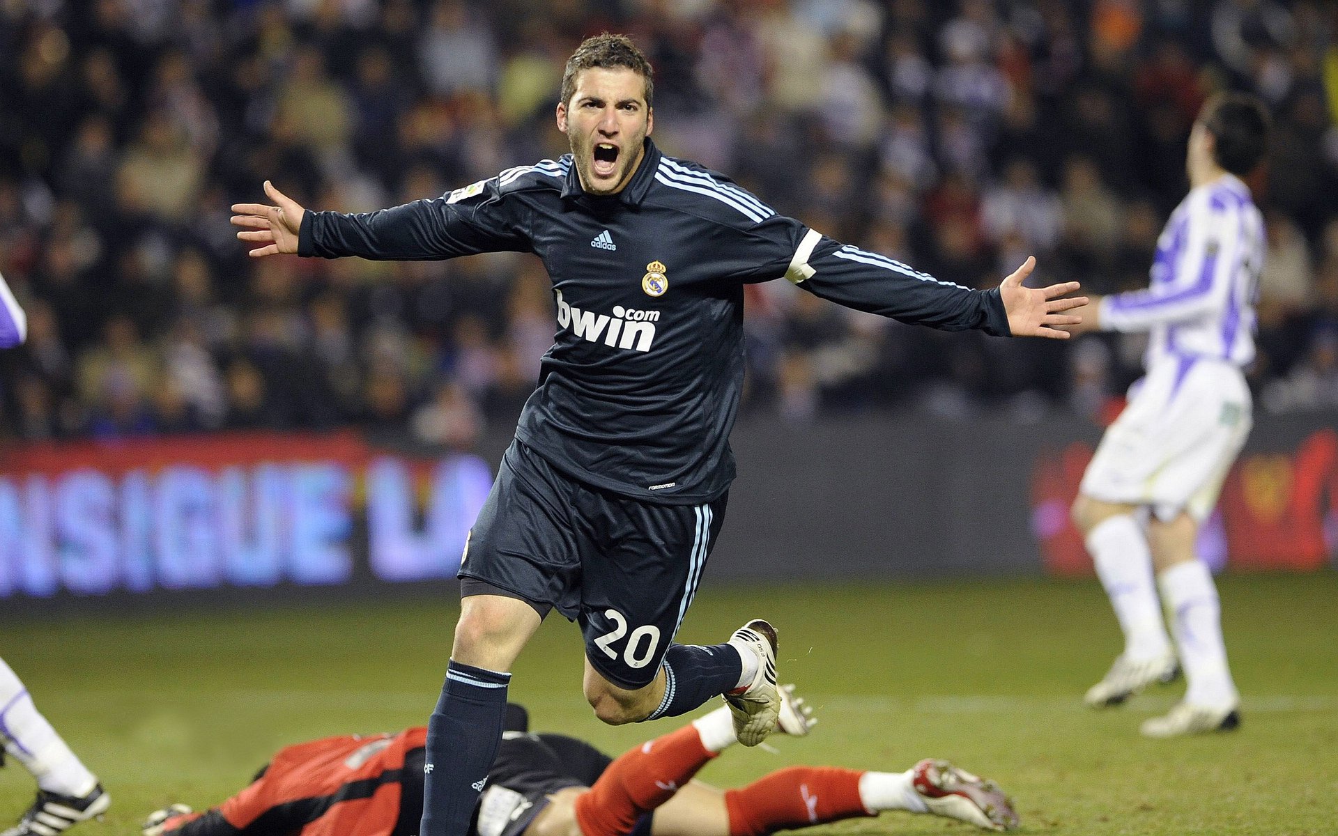 比利·库利巴利(Bilal Coulibaly)在NBA夏季联赛中表现出色,库利巴利前锋